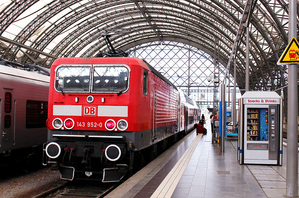 Eine Lok der Baureihe 143 in Dresden Hbf