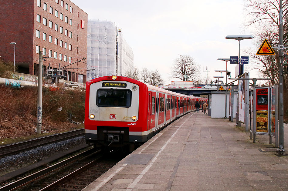 Die Baureihe 472 der Hamburger S-Bahn im Bahnhof Wandsbeker Chaussee