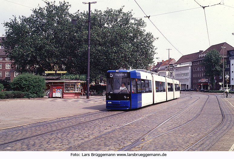 Die Straßenbahn in Bremen an der Haltestelle Hauptbahnhof