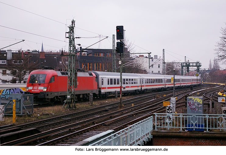 DB Baureihe 182 mit einem IC in Hamburg Sternschanze