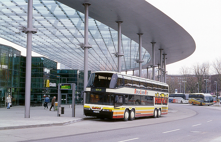 Ein Haru-Bus am Hamburger ZOB - Neolan Vierachser