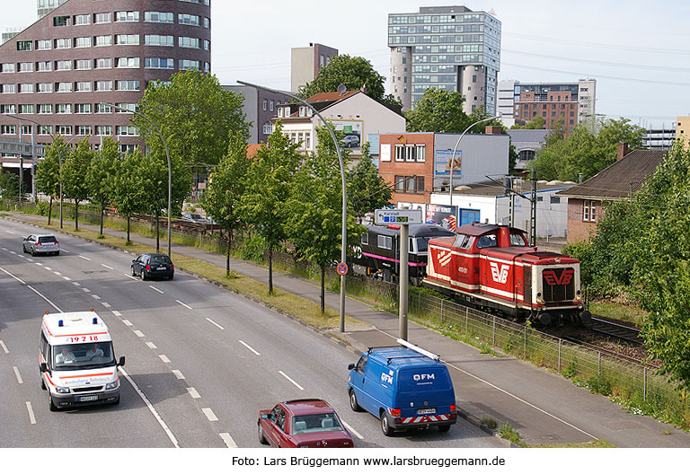 EVB Lok zieht eine Floyd Lok in Hamburg-Harburg