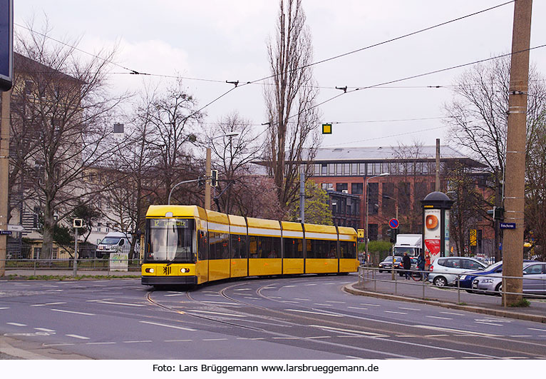 Die Straßenbahn in Dresden an der Haltestelle Blasewitzer- / Fetscherstraße