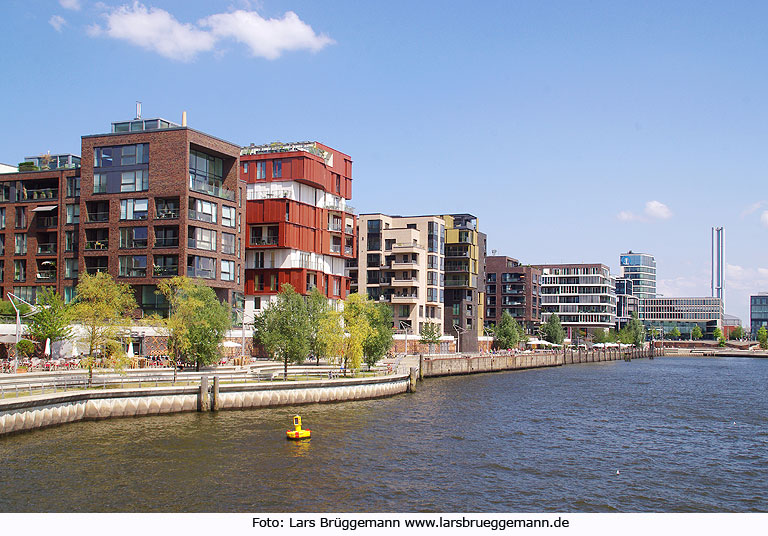 Die Hafencity in Hamburg mit Wohnungen am Wasser