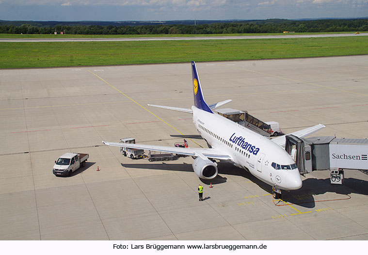 Lufthansa Flugzeug im Flughafen Dresden Boeing 737-500 Greifswald