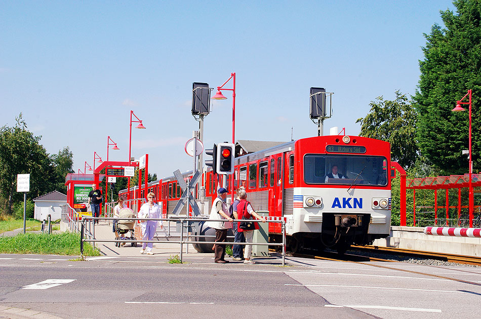 Der Bahnhof Sparrieshoop mit zwei VT2E Triebwagen der AKN