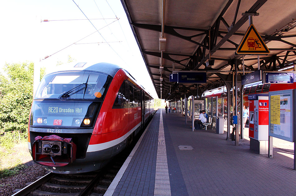 Ein Triebwagen der Baureihe 642 als RE aus Leitmeritz beim Halt im Bahnhof Dresden-Strehlen