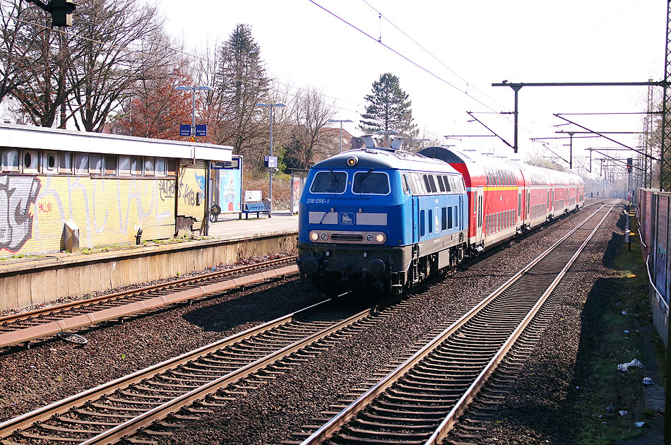 Die 218 056-1 von Press mit einem RE von Hamburg-Altona nach Westerland (Sylt)