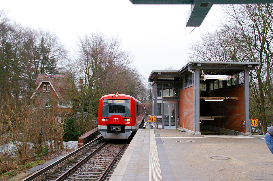 Eine S-Bahn im Bahnhof Hochkamp in Hamburg
