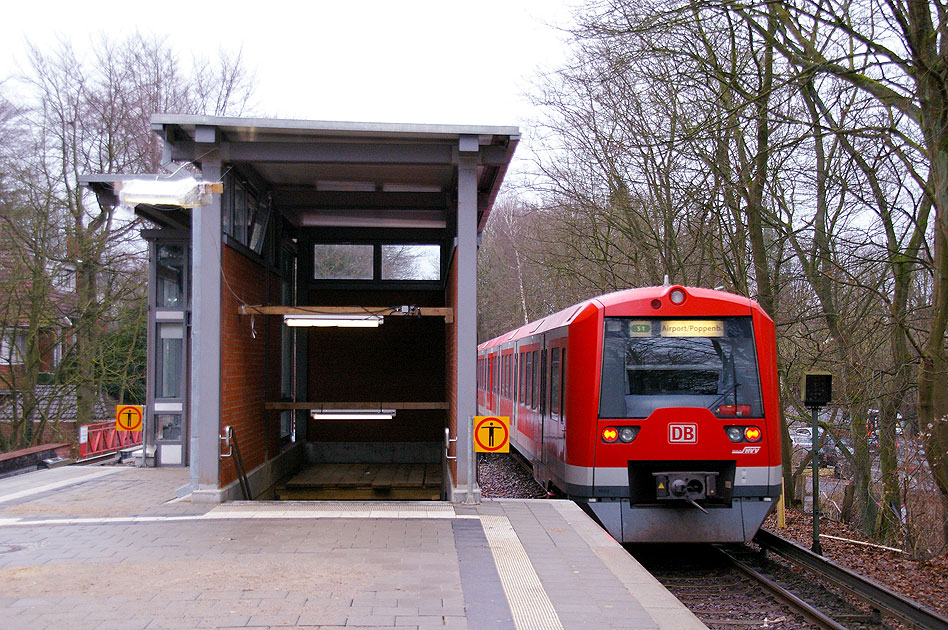 Bahnhof Hamburg Hochbahn der Hamburger S-Bahn mit einem Zug der Baureihe 474