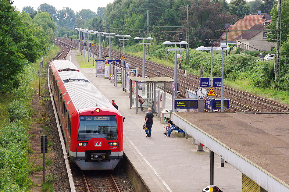 Eine S-Bahn der Baureihe 474.3 hält im Bahnhof Thesdorf
