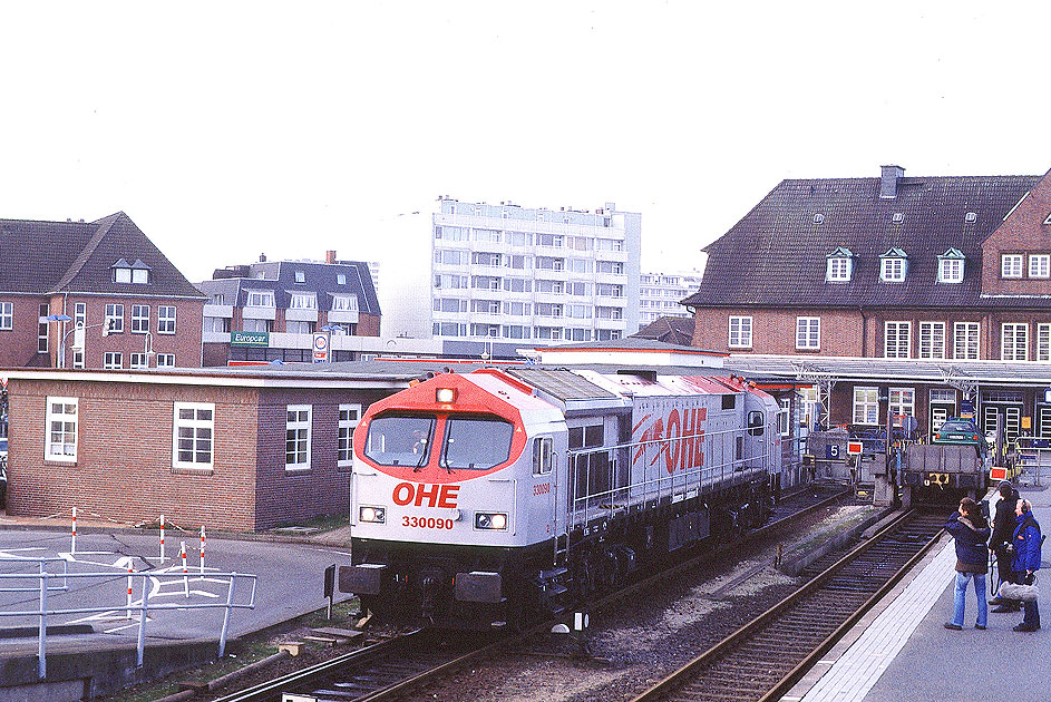 Der OHE Blue Tiger 330090 im Bahnhof Westerland auf Sylt
