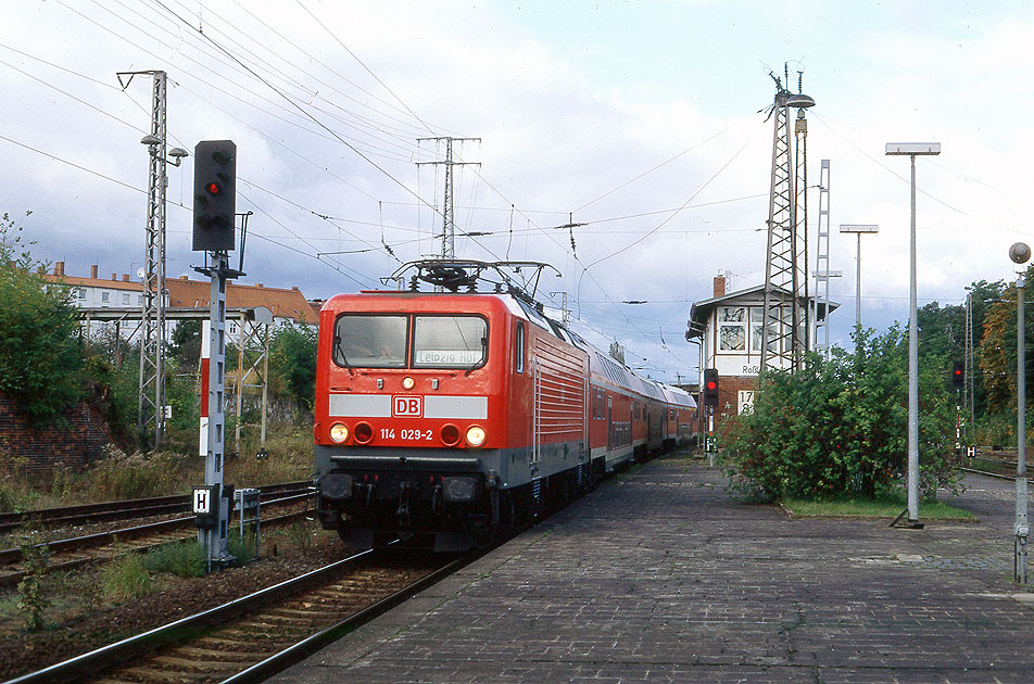 Eine Lok der Baureihe 114 (112.0) im Bahnhof Roßlau (elbe)