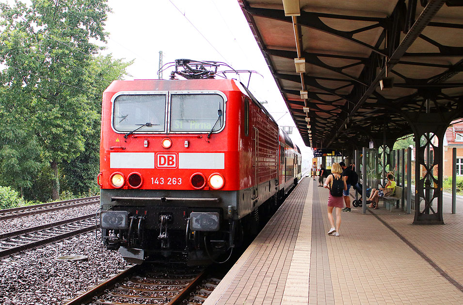Eine Lok der Baureihe 143 im Bahnhof Dresden-Strehlen