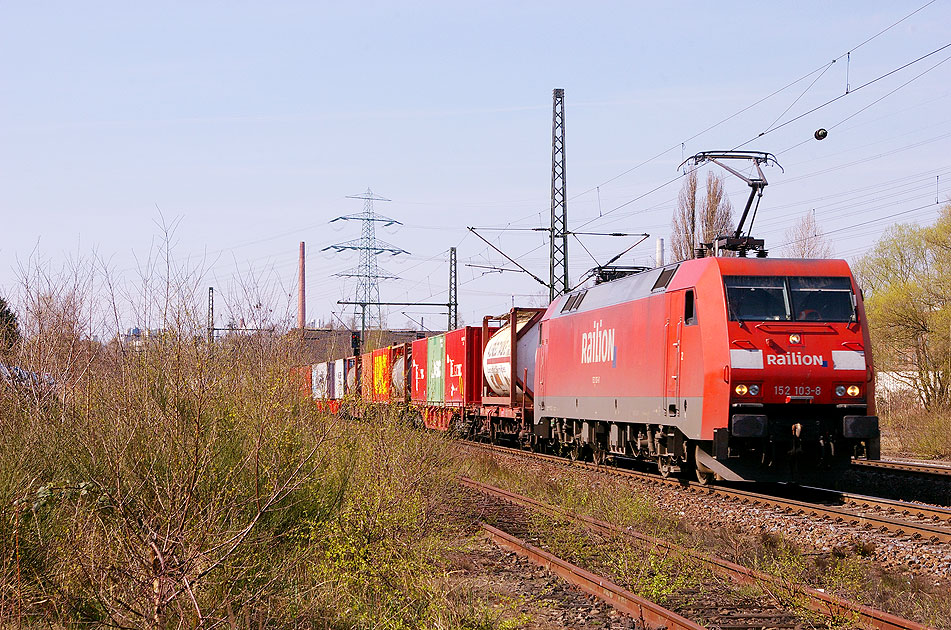 DB Baureihe 152 in Hamburg Unterelbe mit einem Güterzug