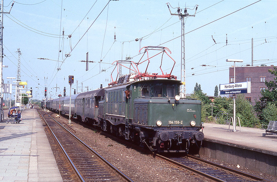 DB Baureihe 194 im Bahnhof Hamburg-Altona
