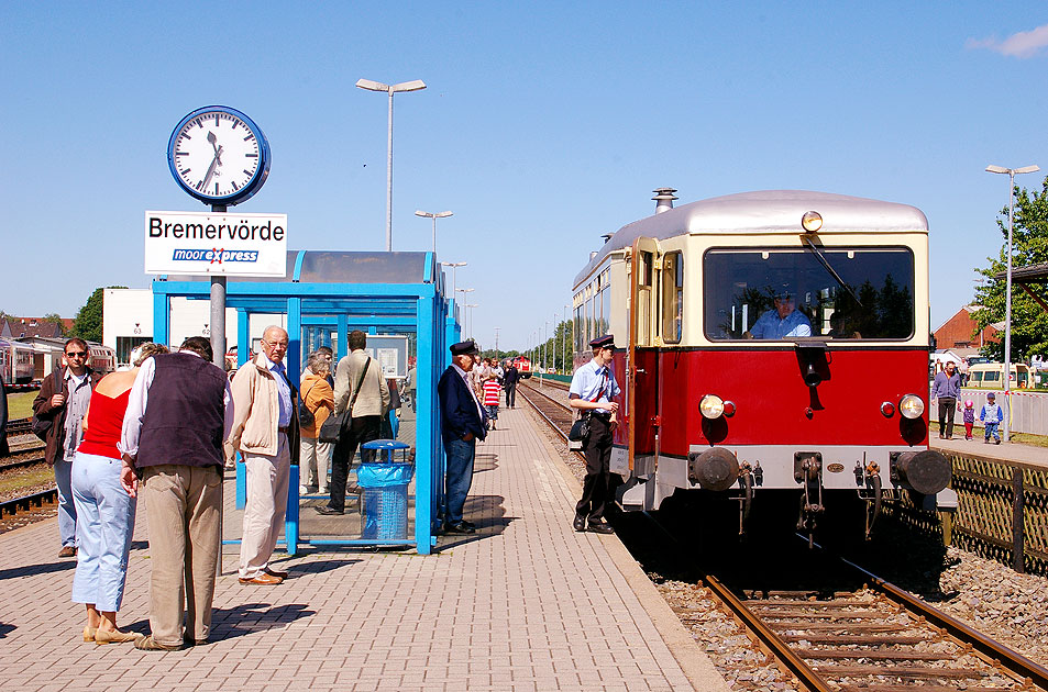 Der T 121 Jan Harpstedt der Delmenhorst-Harpstedter Eisenbahn in Bremervörde bei der EVB