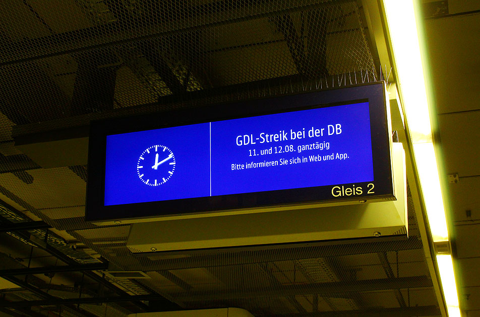 GDL Streik Fahrtzielanzeiger im Bahnhof Hamburg Königstraße