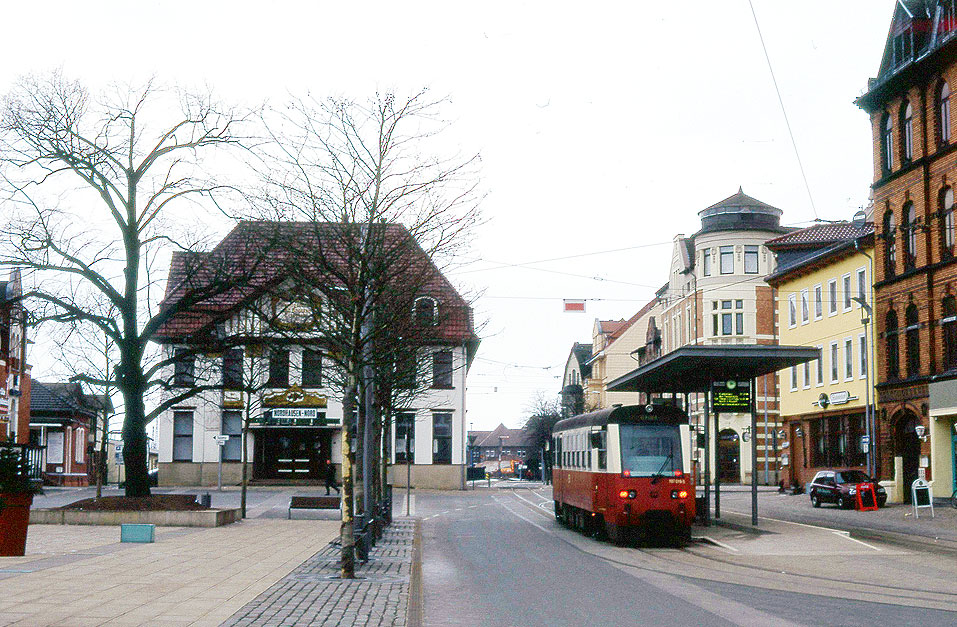 Der HSB Triebwagen 187 019 auf dem Bahnhofsvorplatz vom Bahnhof Nordhausen