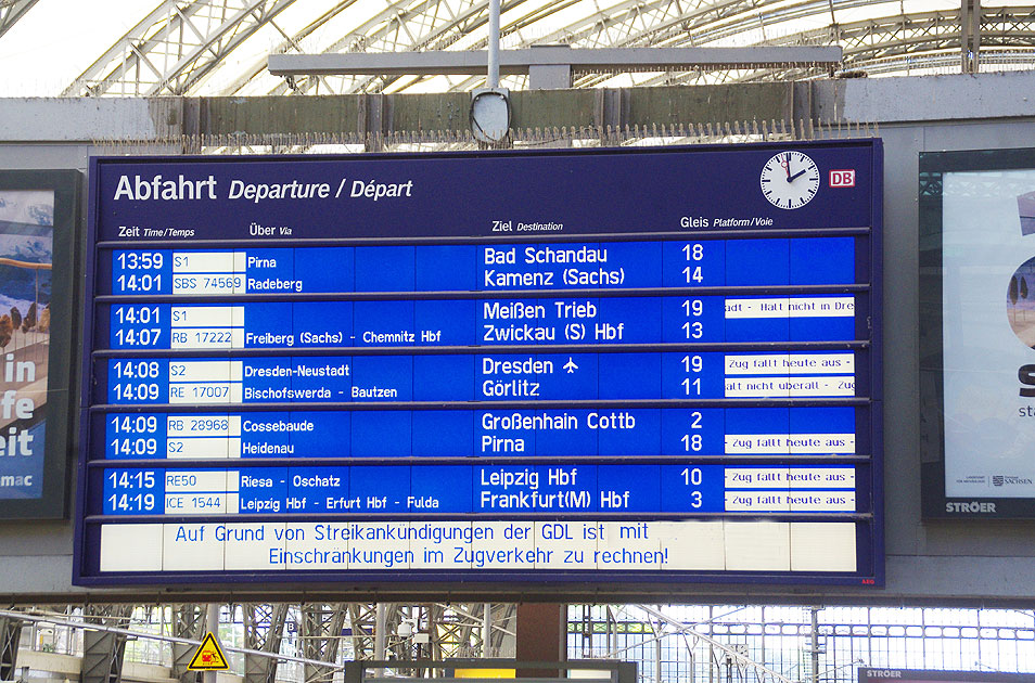 Eine Bahnhofstafel in Dresden Hbf informiert über einen Streik der GDL
