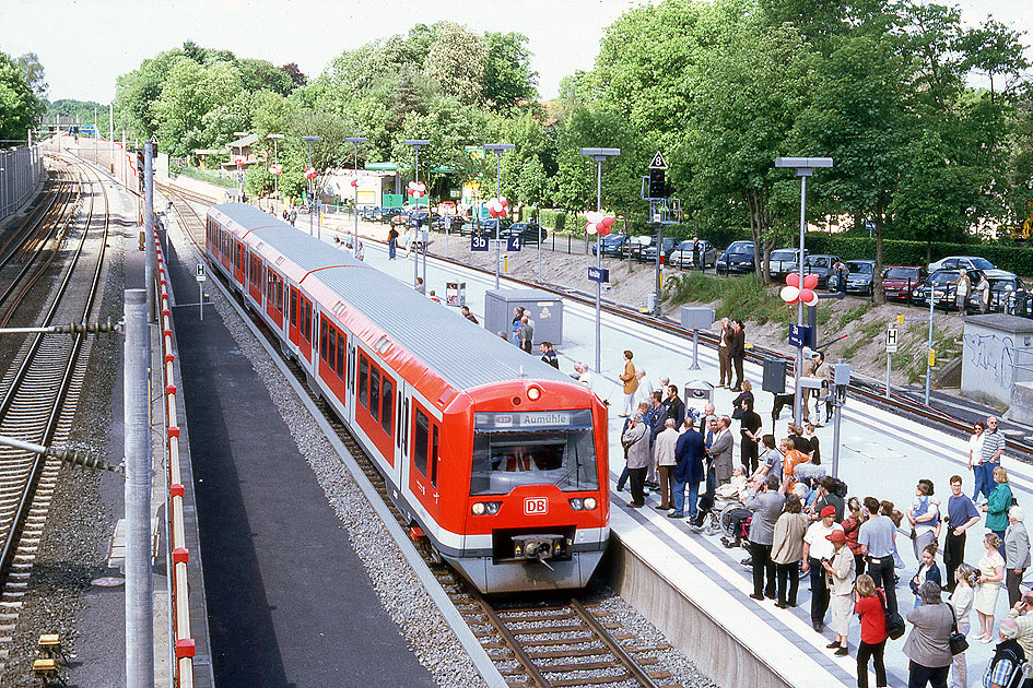 Eine S-Bahn der Baureihe 474 im Bahnhof Aumühle - Hamburger S-Bahn