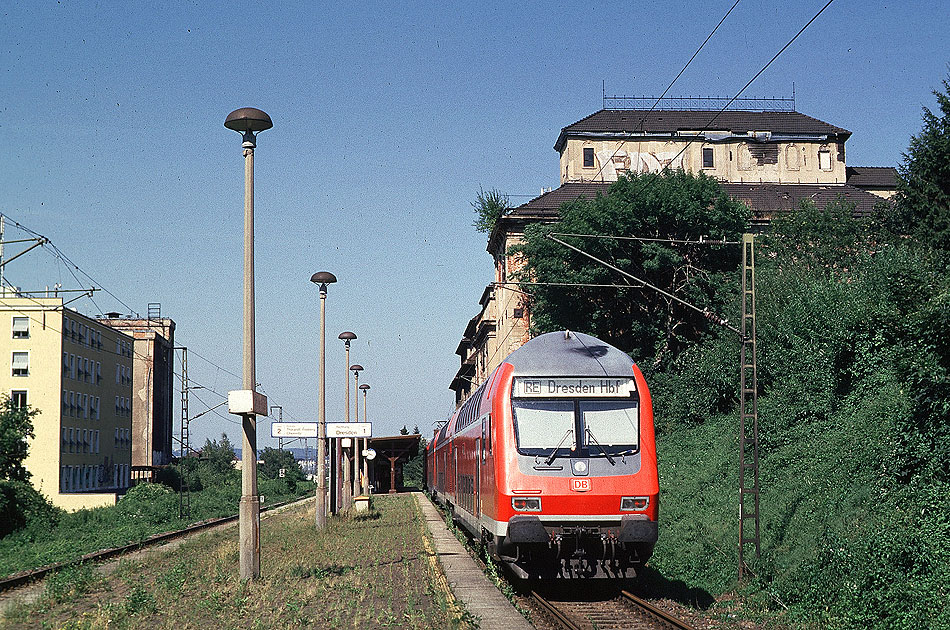 Ein Doppelstockzug im Bahnhof Dresden-Plauen