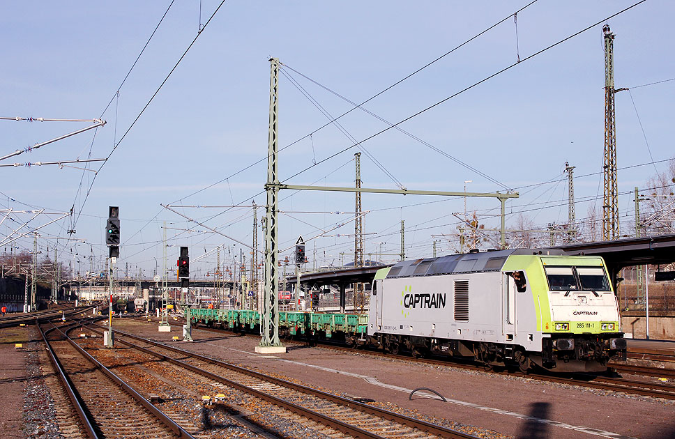 Die Traxx Diesellok 285 111-1 im Bauzugdienst in Dresden Hbf