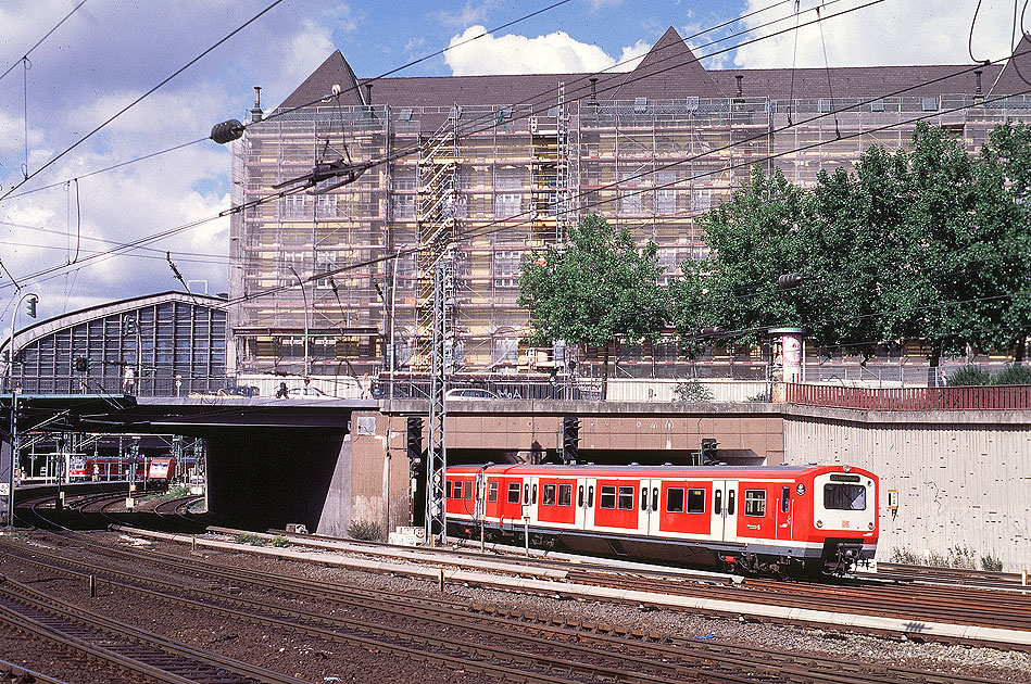 Eine S-Bahn der Baureihe 472 am Hamburger Hauptbahnhof