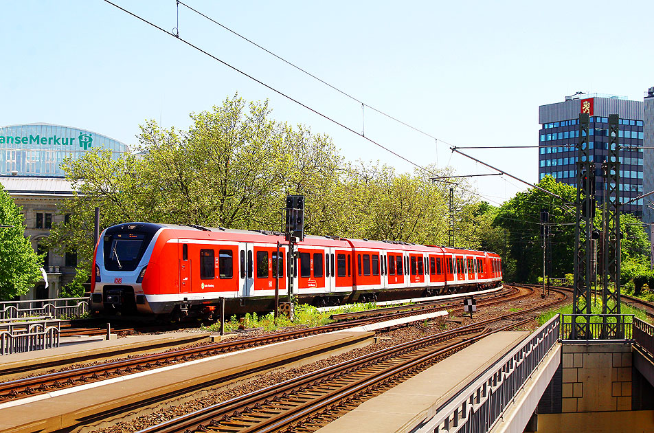 Eine S-Bahn der Baureihe 490 im Bahnhof Hamburg Dammtor
