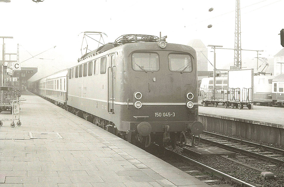 DB Baureihe 150 im Bahnhof Hamburg-Altona