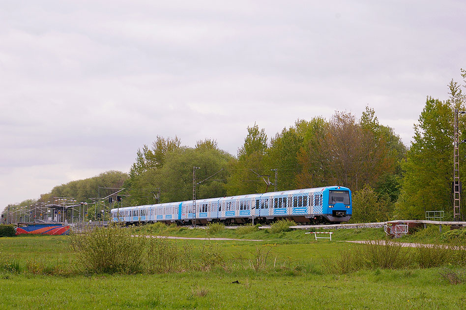 Der IBA-Werbezug der Hamburger S-Bahn im Bahnhof Fischbek