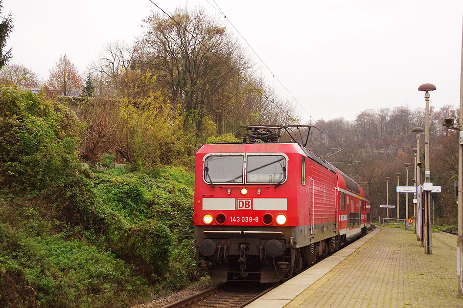 Eine Lok der Baureihe 143 im Bahnhof Dresden-Plauen