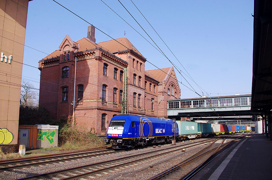 Eine Lok von Beacon Rail mit einem Containerzug im Bahnhof Hamburg-Harburg