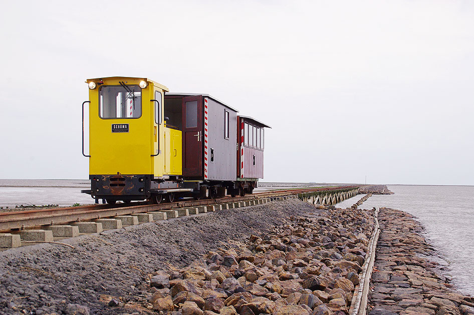 Die Halligbahn von Dagebüll über Oland nach Langeneß in der Nordsee - Schöma Lok