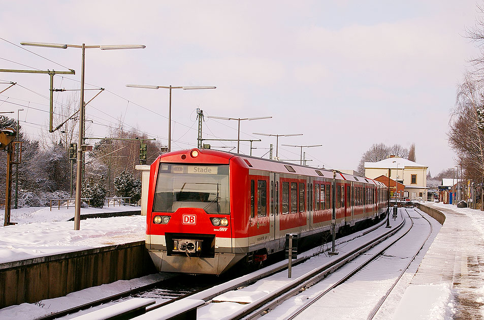 Eine S-Bahn der Baureihe 474 im Bahnhof Pinneberg