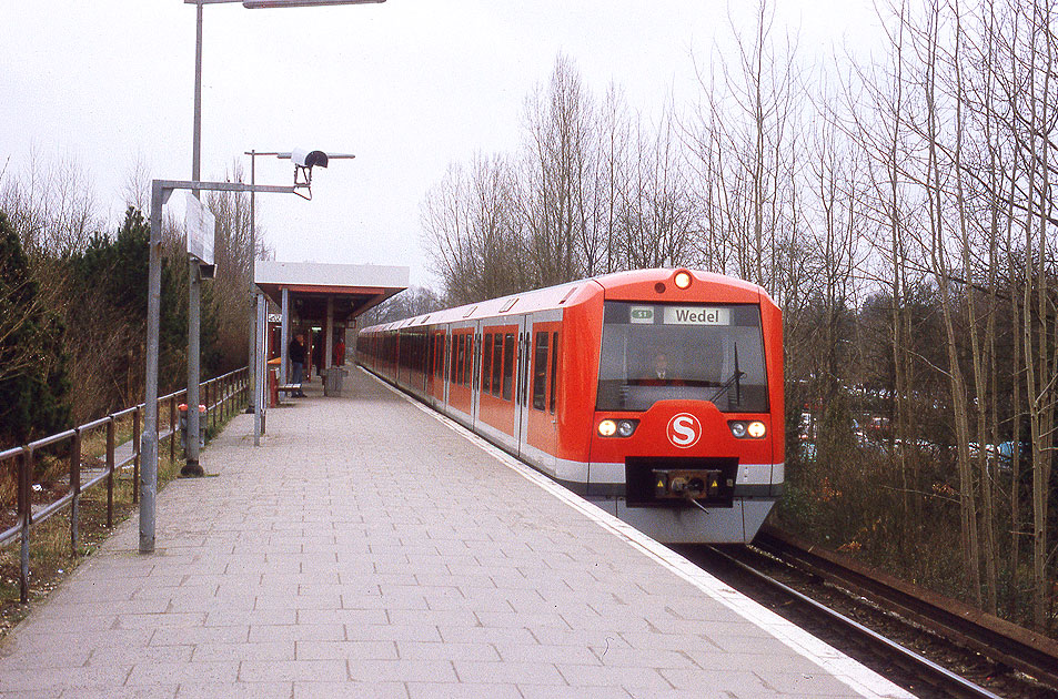 Eine S-Bahn der Baureihe 474 im Bahnhof Hamburg-Iserbrook