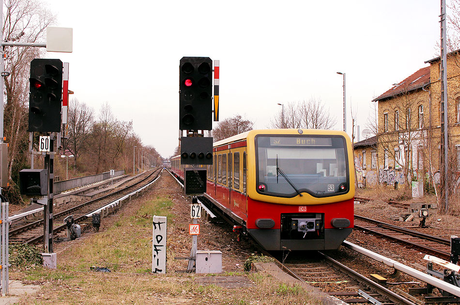 Die S-Bahn in Berlin im Bahnhof Marienfelde