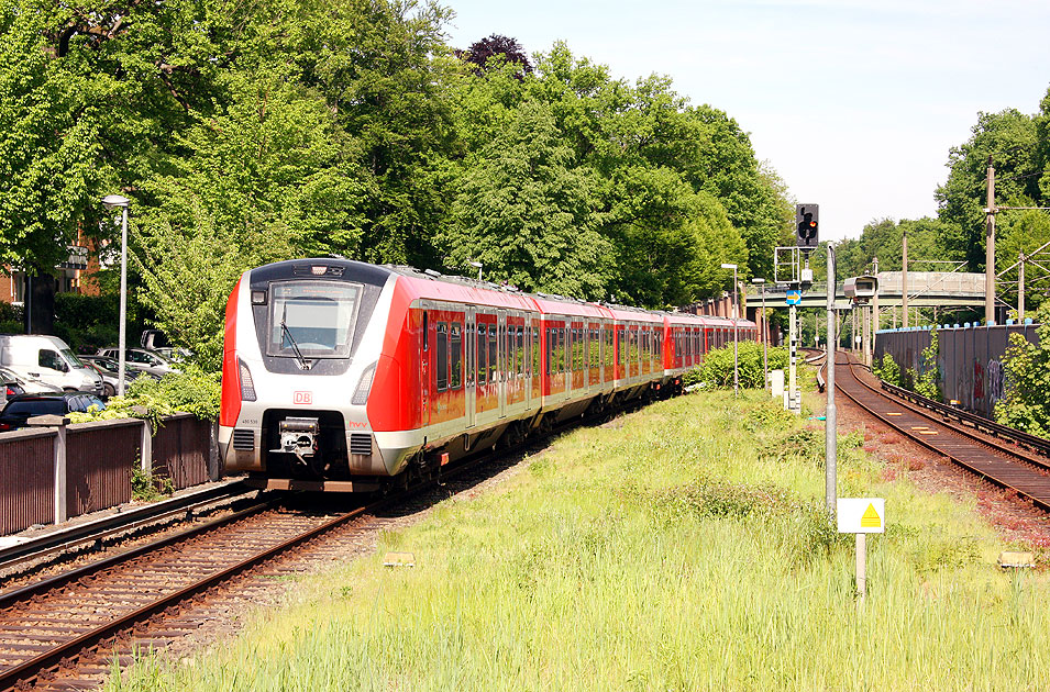 Eine S-Bahn der Baureihe 490 im Bahnhof Reinbek