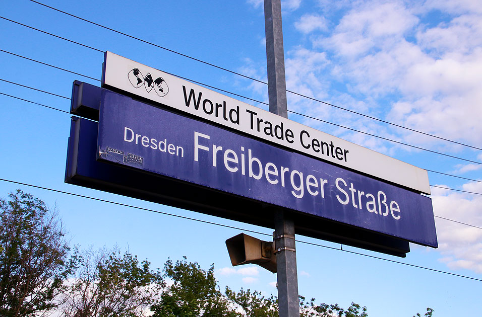 Ein Bahnhofsschild vom Bahnhof Dresden Freiberger Straße