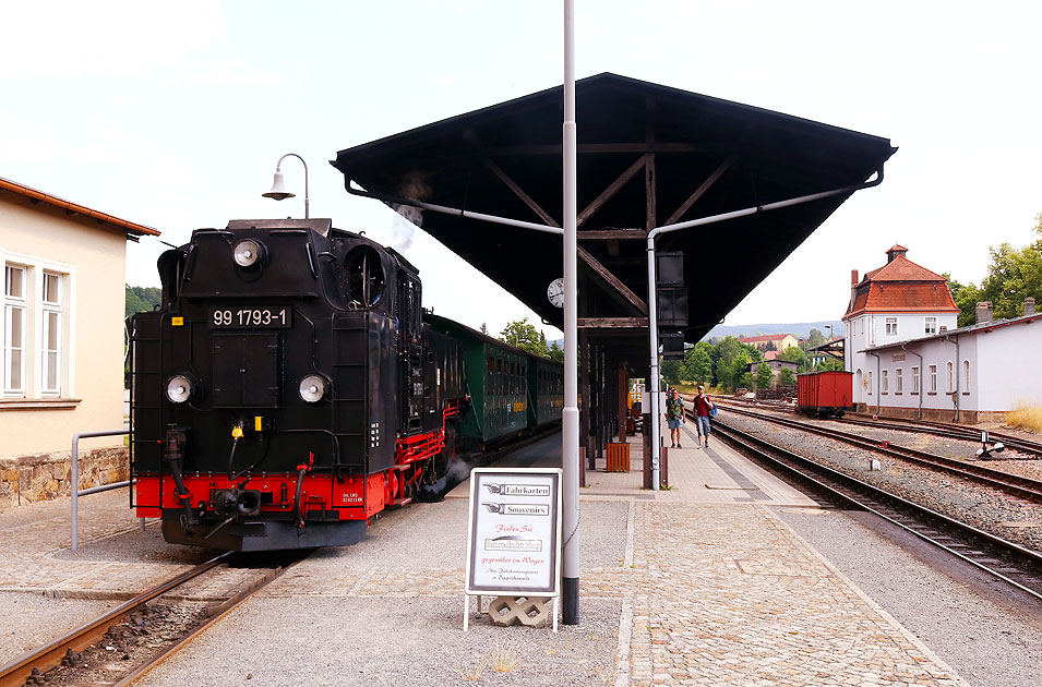 Die Dampflok 99 1793-1 im Bahnhof Dippoldiswalde
