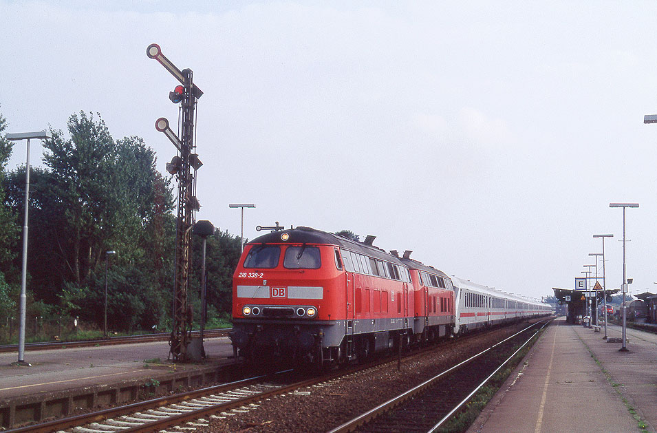 Zwei Loks der Baureihe 218 im Bahnhof Niebüll