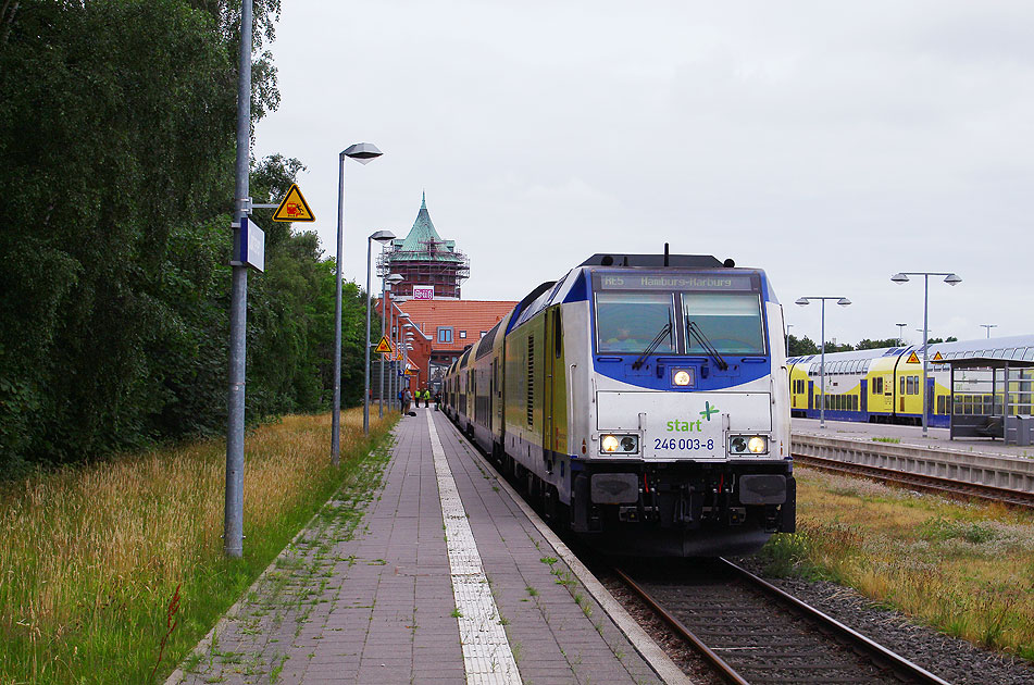 Eine Start Lok der Baureihe 246 von Bombardier im Bahnhof Cuxhaven