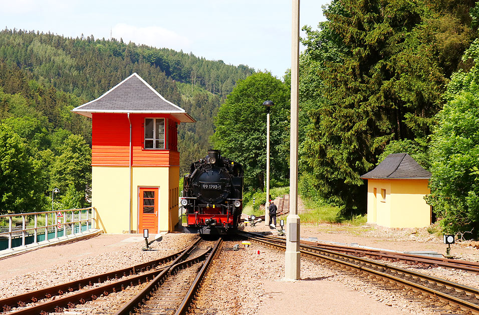 Die Dampflok 99 1793-1 neben dem Stellwerk vom Bahnhof Kurort Kipsdorf