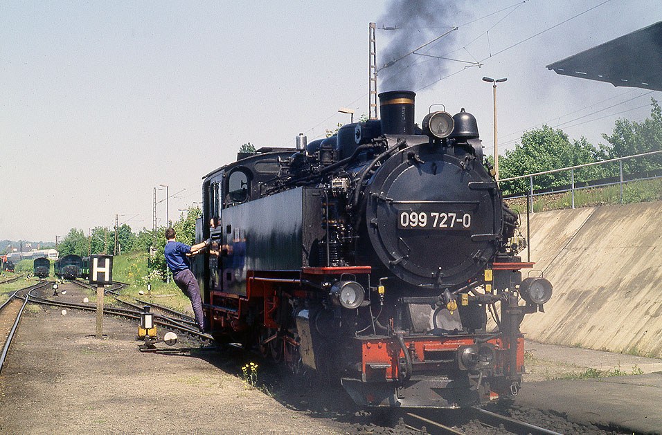 Die 099 727-0 im Bahnhof Freital-Hainsberg an der Weißeritztalbahn