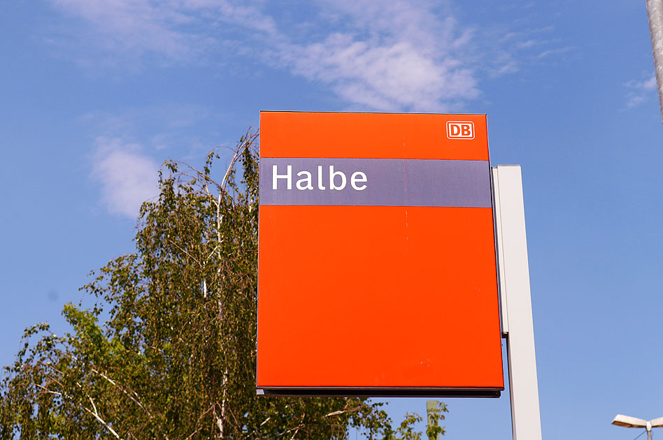 Ein Bahnhofsschild vom Bahnhof Halbe in Brandenburg