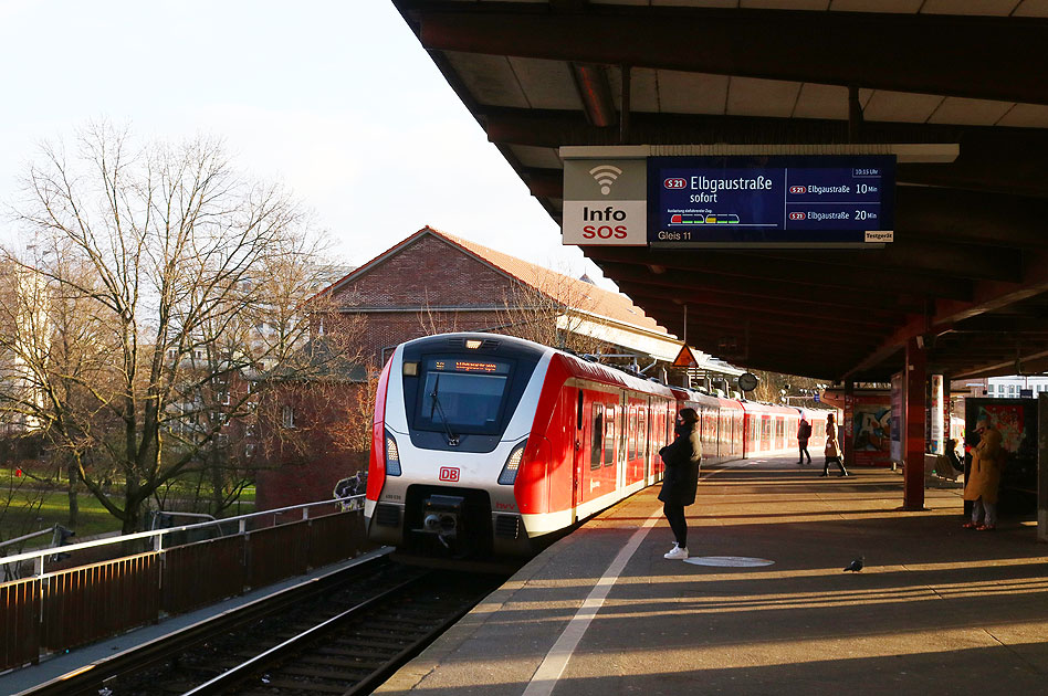 Eine S-Bahn der Baureihe 490 im Bahnhof Berliner Tor mit Zugzielanzeiger mit Anzeige der Zugauslastung