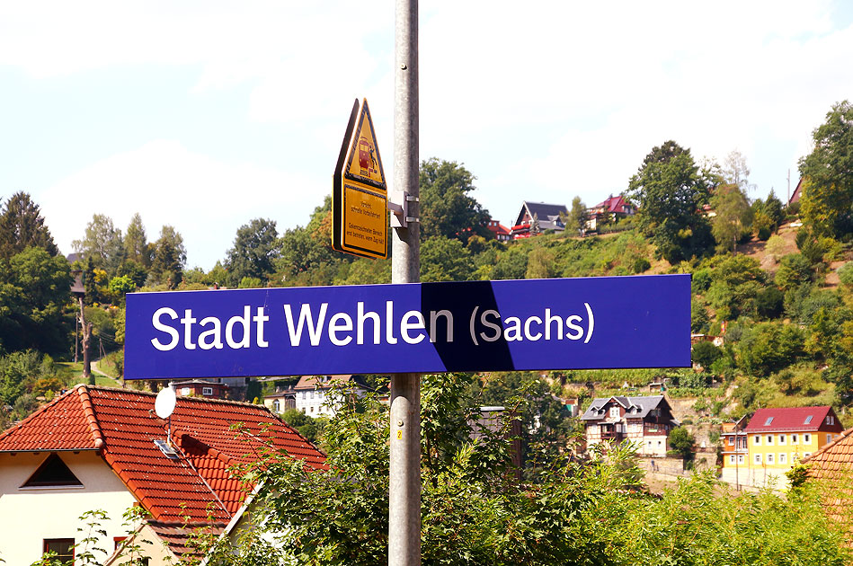 Ein Bahnhofsschild vom Bahnhof Stadt Wehlen (Sachsen)