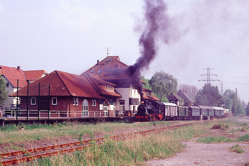 Die Dampflok Karoline vor dem Bahnhof Geesthacht der Geesthachter Eisenbahn