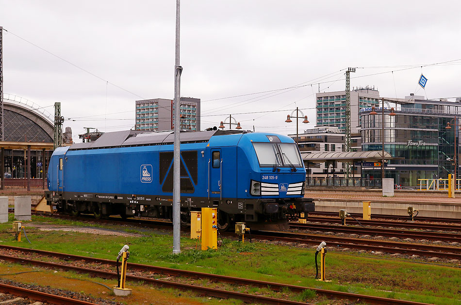 Eine Lok der Baureihe 248 von Press im Hauptbahnhof von Dresden