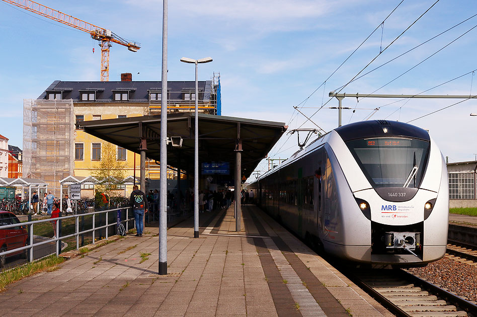 Ein MRB Triebwagen im Bahnhof Freiberg